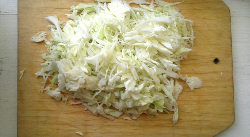 Фото приготовления рецепта: Весенний салат с пикантной заправкой, шаг №1