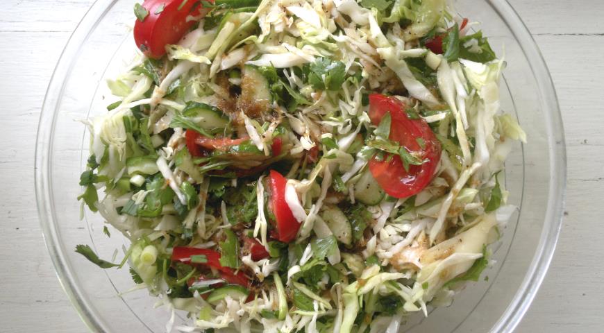 Фото приготовления рецепта: Весенний салат с пикантной заправкой, шаг №9