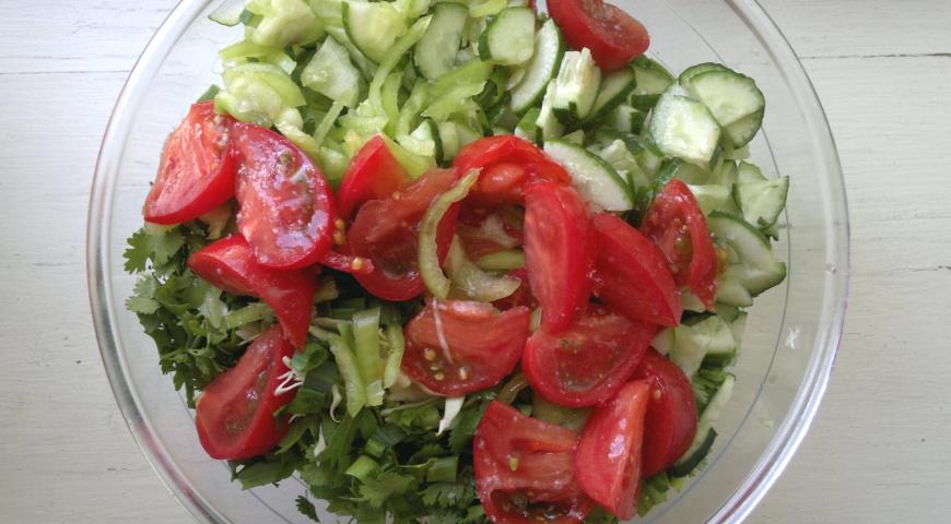 Фото приготовления рецепта: Весенний салат с пикантной заправкой, шаг №7
