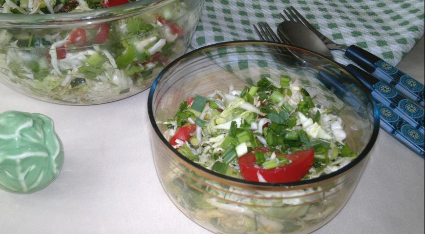 Фото приготовления рецепта: Весенний салат с пикантной заправкой, шаг №10