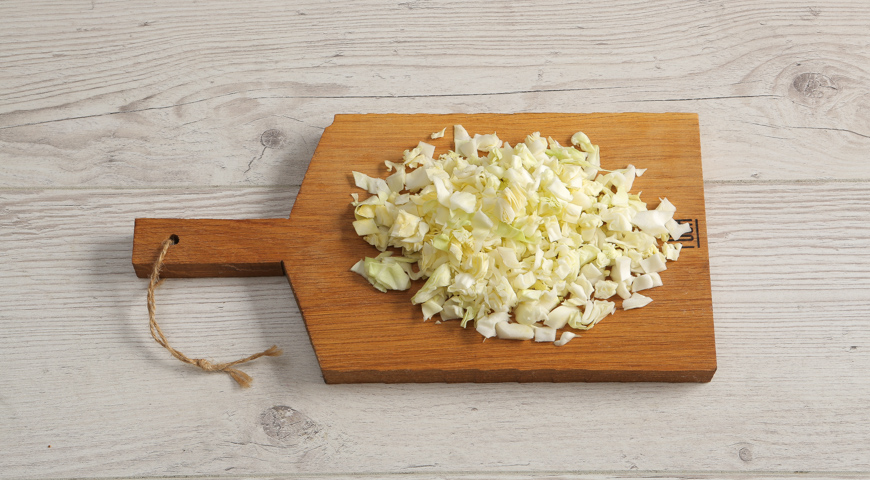 Солянка из капусты с колбасой на сковороде, нарежьте капусту