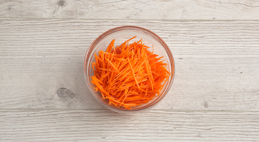Салат из молодой капусты, нарежьте морковь
