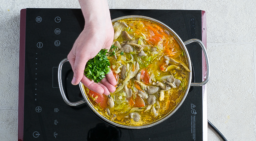 Щи из молодой капусты, обжарьте грибы и добавьте из в суп