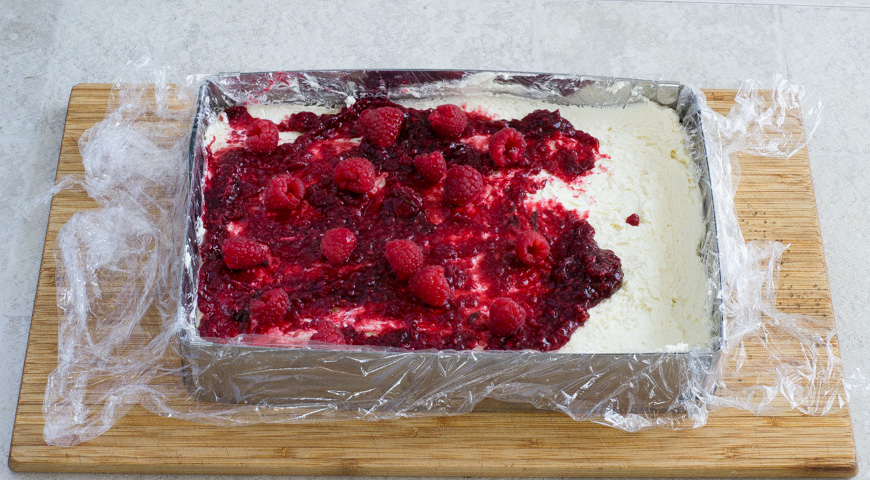 Торт с маскарпоне и клубникой, выложите слой ягод