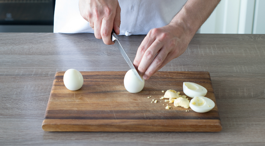 Простые фаршированные яйца, разрежьте яйца пополам