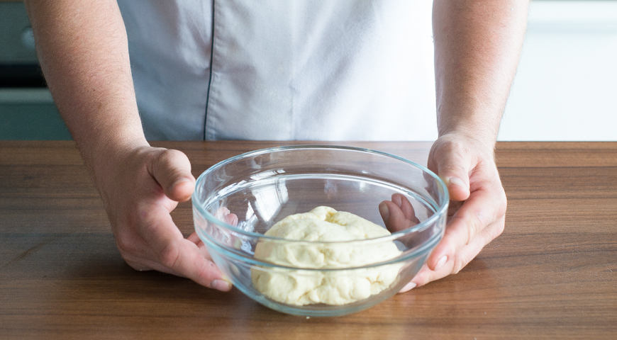 Хачапури с сыром сулугуни, вымешивайте тесто