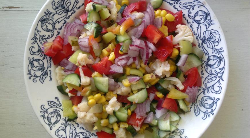 Фото приготовления рецепта: Овощной салат с пикантным соусом, шаг №10
