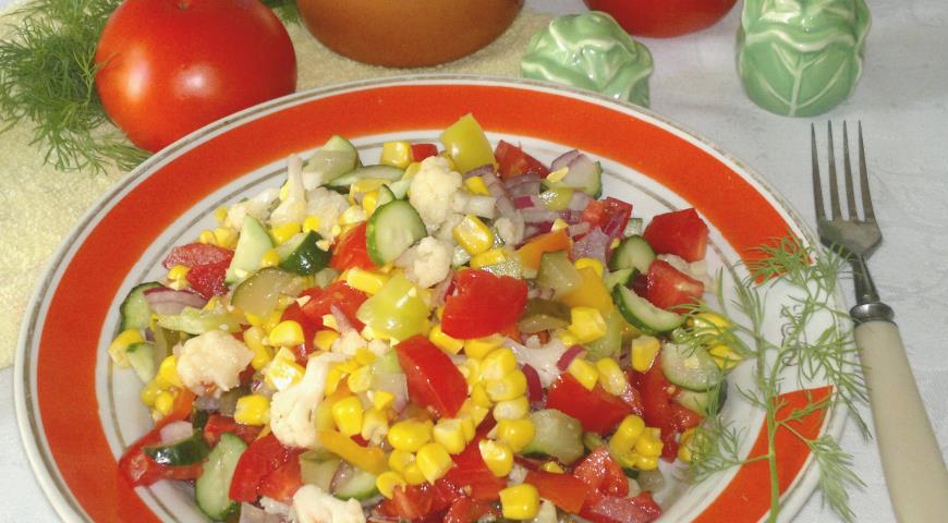Овощной салат с пикантным соусом 