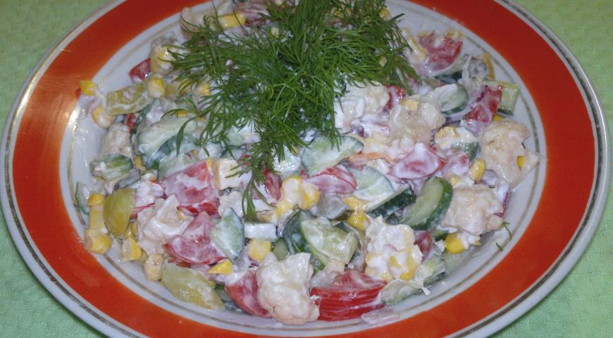Фото приготовления рецепта: Овощной салат с пикантным соусом, шаг №12