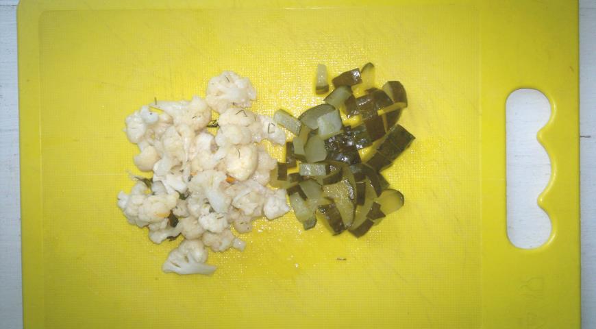 Фото приготовления рецепта: Овощной салат с пикантным соусом, шаг №4