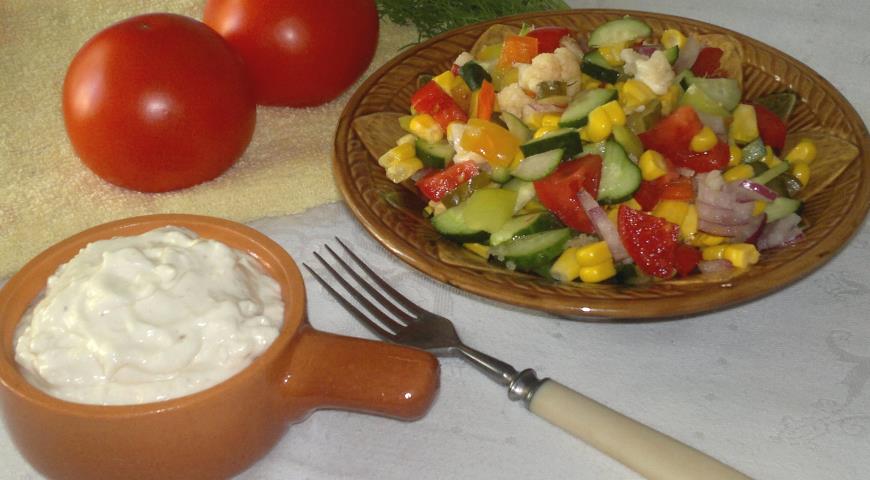 Фото приготовления рецепта: Овощной салат с пикантным соусом, шаг №11
