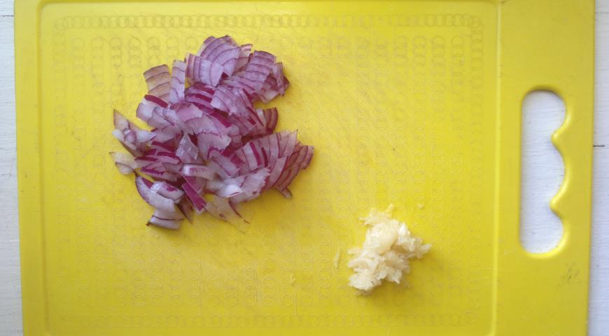 Фото приготовления рецепта: Овощной салат с пикантным соусом, шаг №5