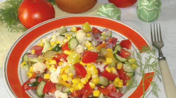 Овощной салат с пикантным соусом