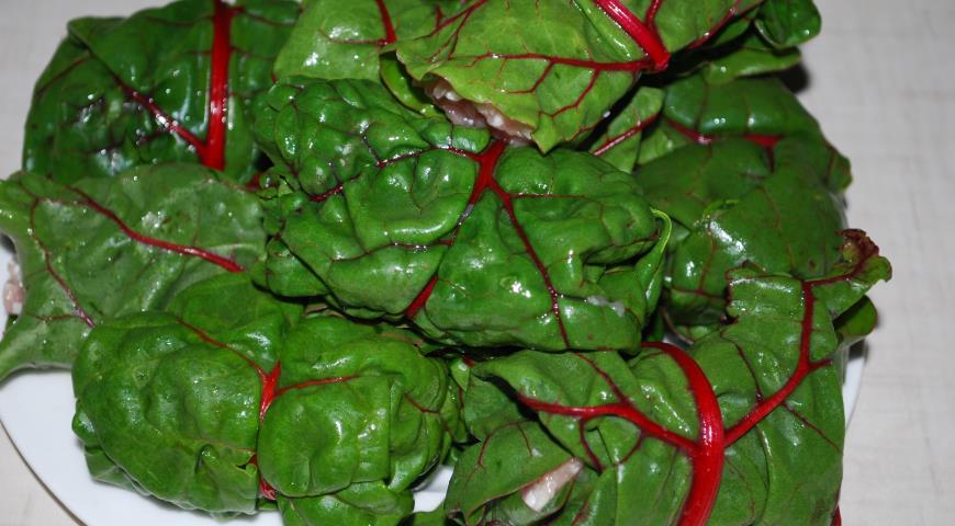 Фото приготовления рецепта: Голубцы в листьях мангольда, шаг №6