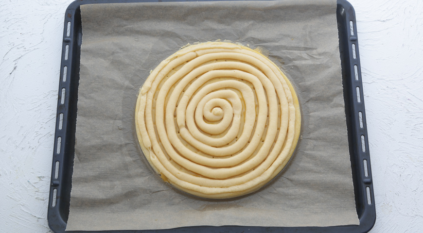 Заварной торт с клубникой, выложите тесто в форме спирали