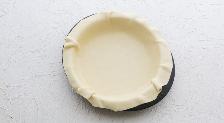 Пирог с творогом и клубникой, поместите тесто в форму