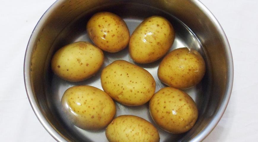 Фото приготовления рецепта: Мятая молодая картошка из духовки, шаг №1