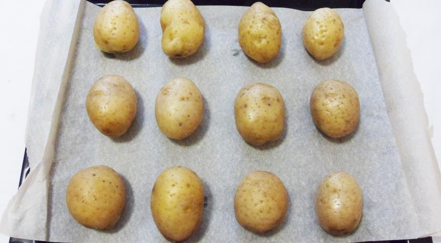 Фото приготовления рецепта: Мятая молодая картошка из духовки, шаг №2