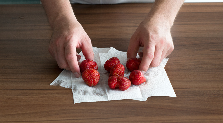 Варенье из клубники с малиной, подготовьте ягоды