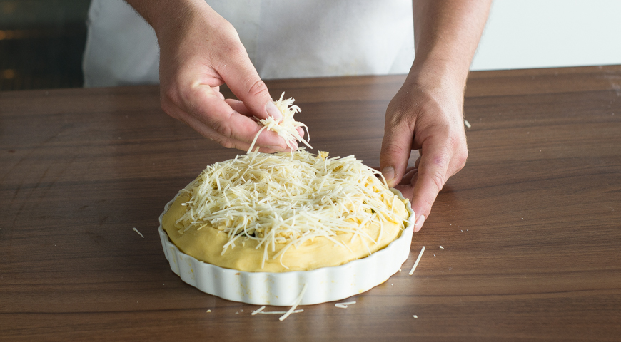 Пирог со шпинатом и яйцом, натрите сыр
