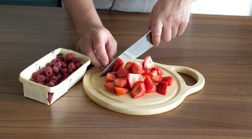 Варенье из клубники с малиной, нарежьте ягоды