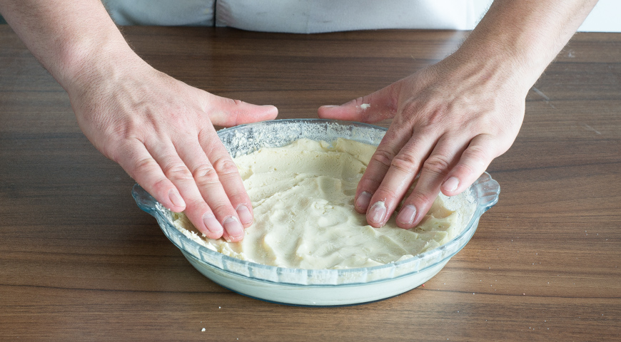 Пирог с черной смородиной, выложите тесто в форму