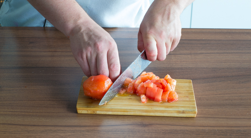 Классический борщ со свеклой, очистите и нарежьте помидоры
