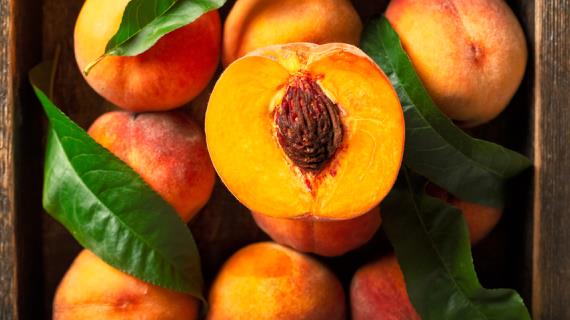 Как выбрать идеально спелые персики