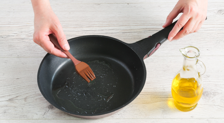 Оладьи из кабачков без яиц, смажьте сковороду маслом