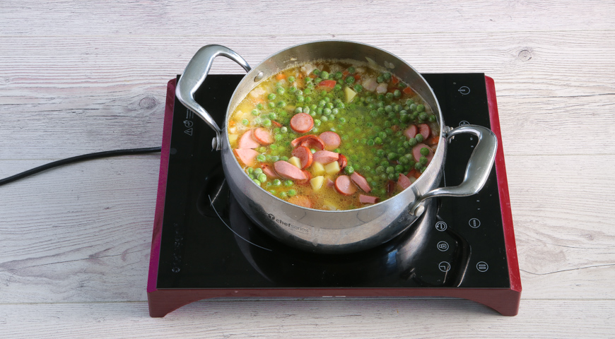 Гороховый суп с сосисками, добавьте горошек