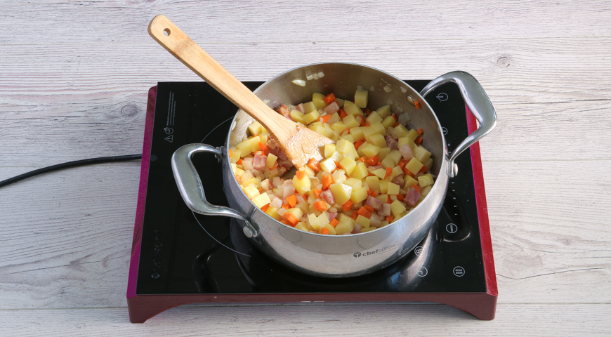 Гороховый суп с сосисками, добавьте картофель и морковь
