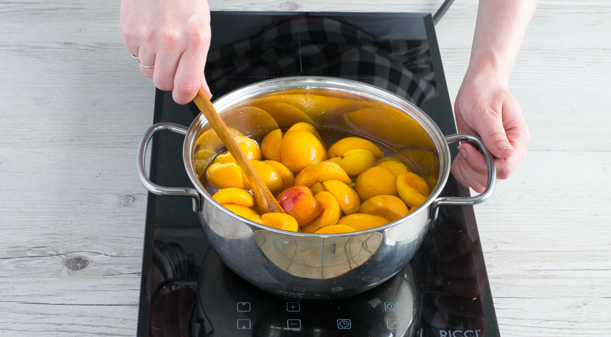 Варенье из абрикосов на зиму, поставьте абрикосы на средний огонь