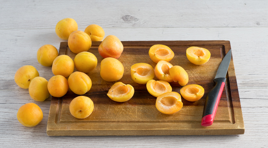 Варенье из абрикосов пятиминутка, разрежьте абрикосы