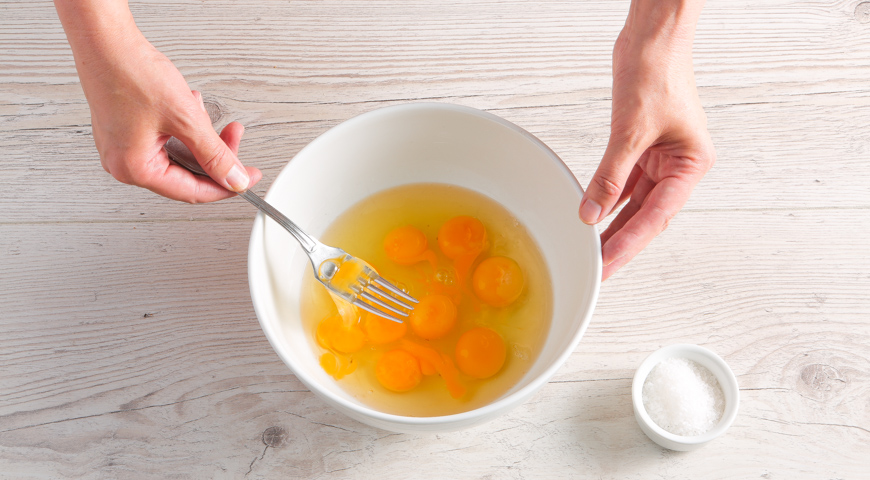 Омлет со шпинатом, разбейте яйца в миску