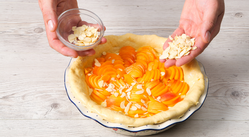 Пирог с творогом и абрикосами, посыпьте пирог миндальными лепестками