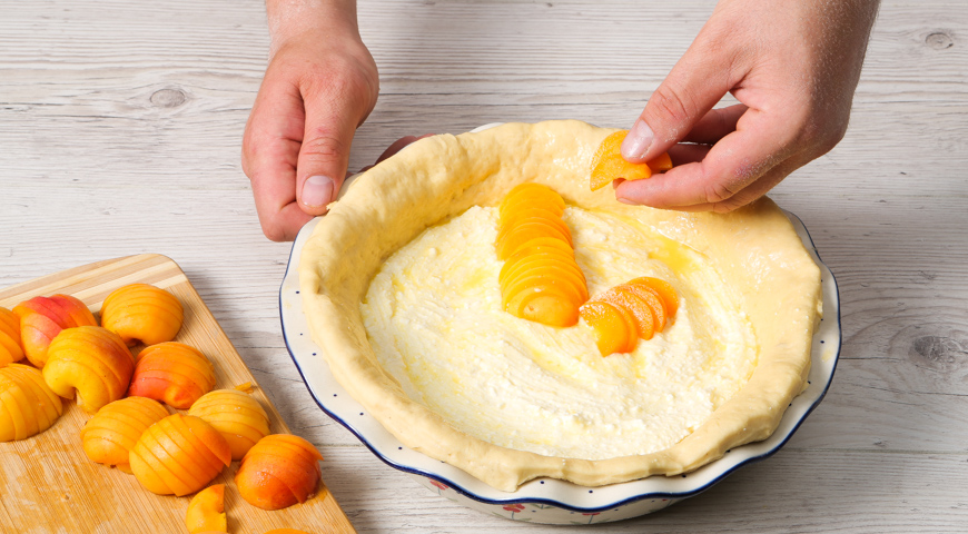 Пирог с творогом и абрикосами, выложите абрикосы