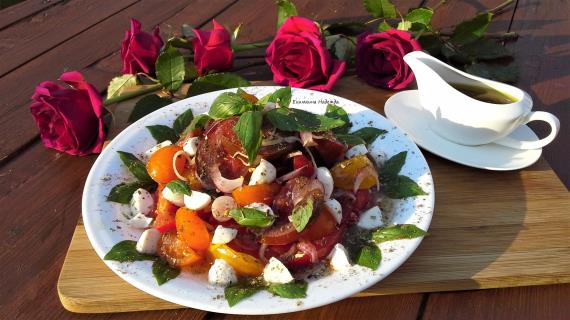 Помидоры с моцареллой классический рецепт и Салат с моцареллой и помидорами