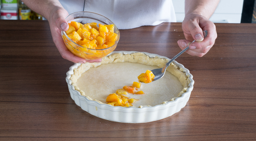 Пирог с творогом и персиками, добавьте начинку