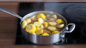 Овощное рагу с курицей и картошкой, добавьте картофель