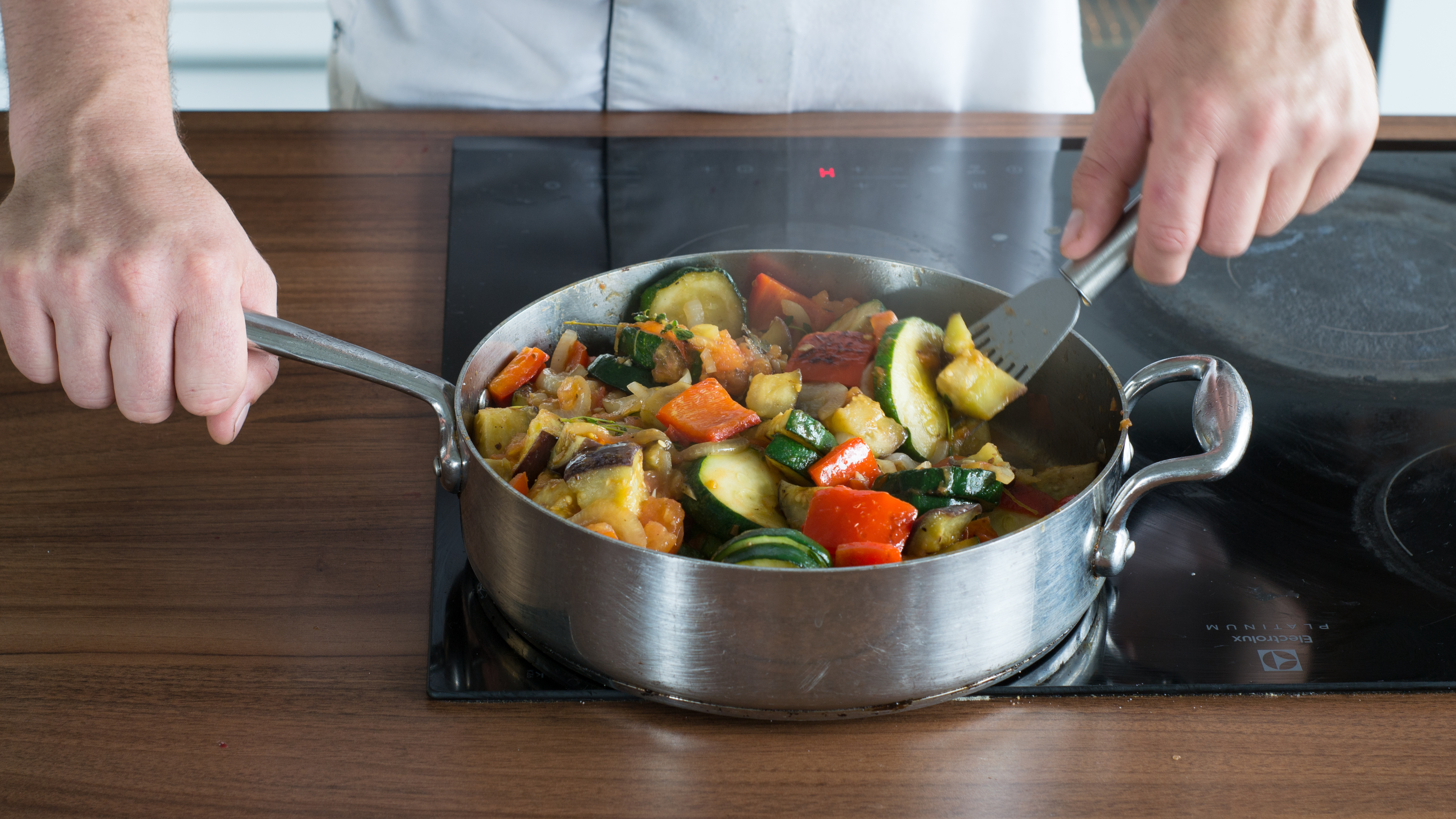 Рататуй на сковороде, объедините овощи