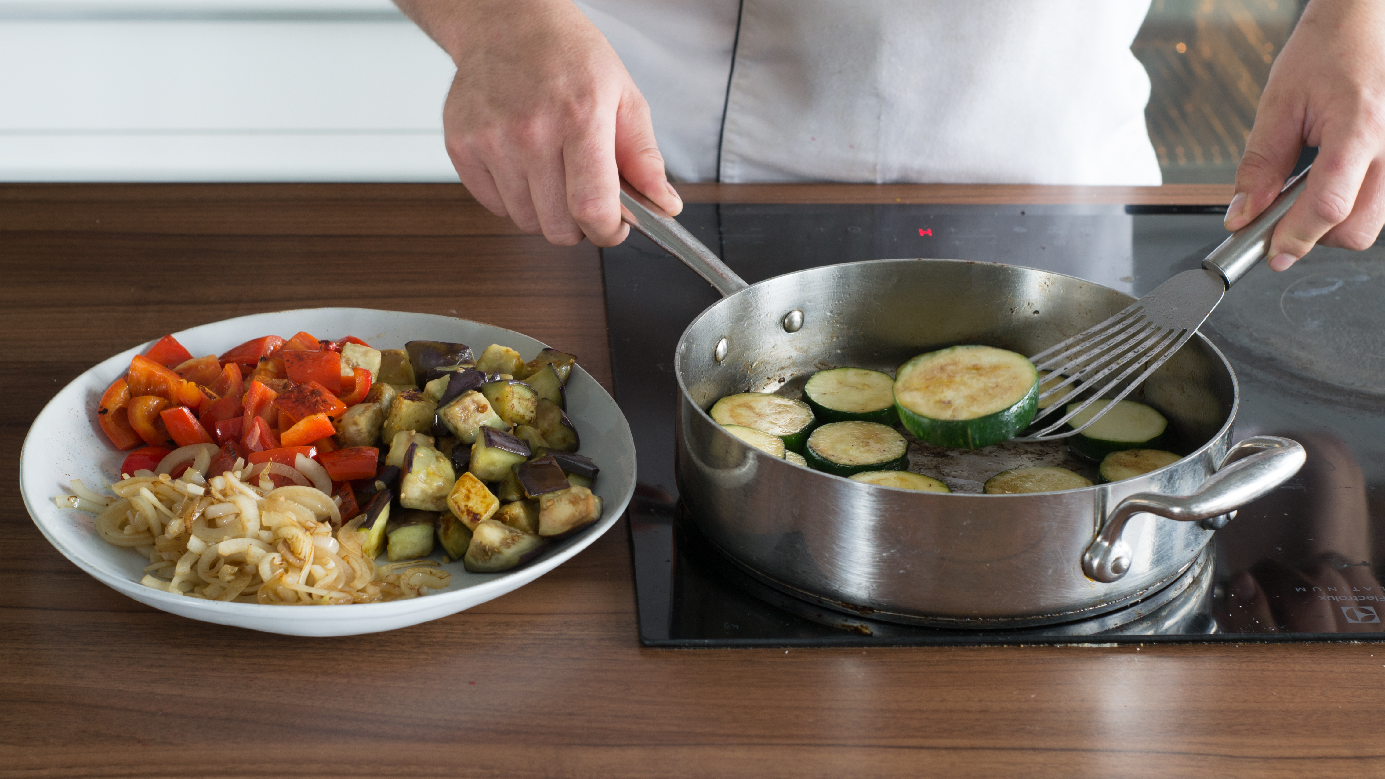 Рататуй на сковороде, обжарьте овощи