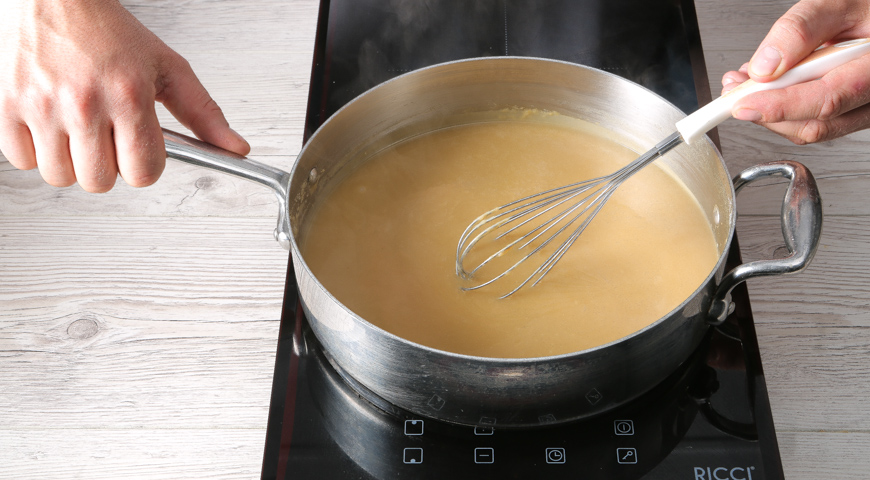 Крем-суп из шампиньонов, влейте бульон