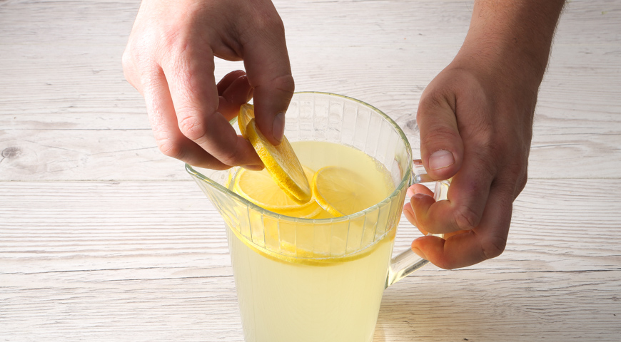 Лимонад из лимонов, смешайте игредиенты