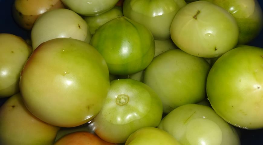 Фото приготовления рецепта: Солёные зелёные помидоры с острой начинкой, шаг №3