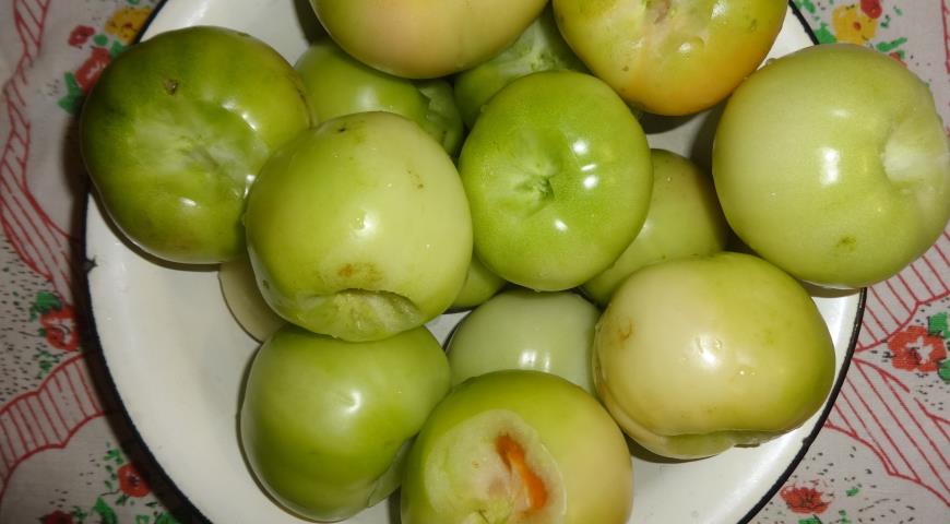 Фото приготовления рецепта: Солёные зелёные помидоры с острой начинкой, шаг №4