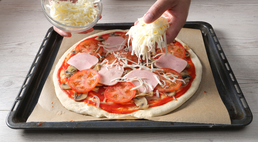 Пицца с ветчиной и грибами, добавьте сыр
