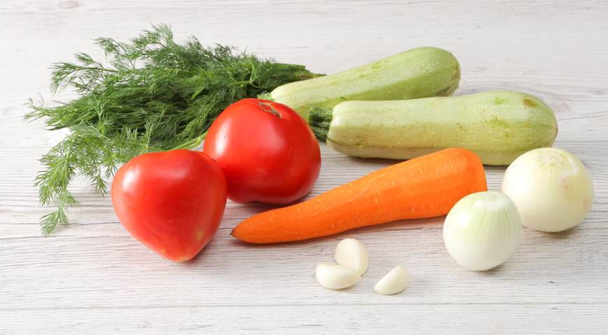 Тушеные кабачки с овощами, подготовьте овощи