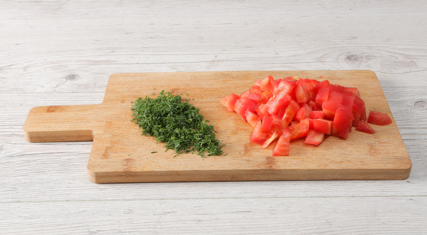 Тушеные кабачки с овощами, нарежьте помидоры