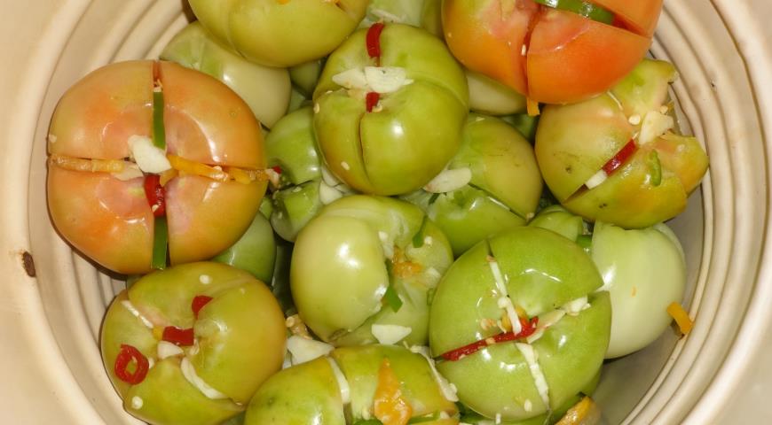 Фото приготовления рецепта: Солёные зелёные помидоры с острой начинкой, шаг №8