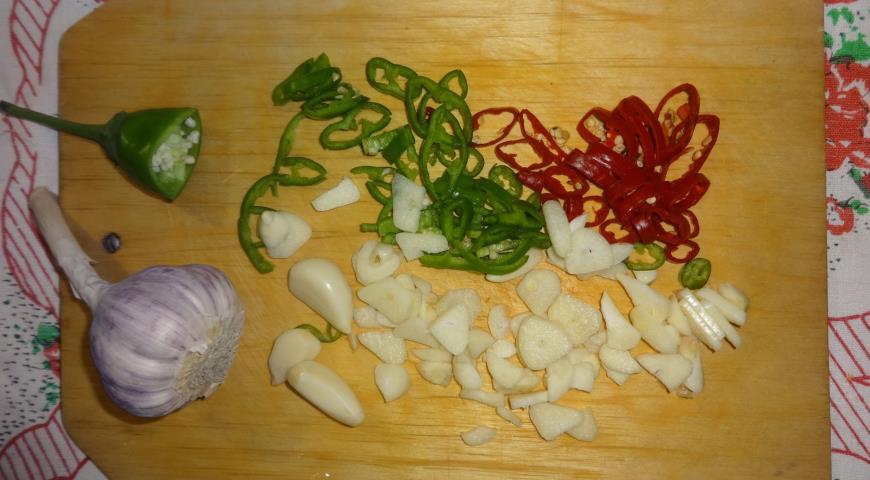 Фото приготовления рецепта: Солёные зелёные помидоры с острой начинкой, шаг №5